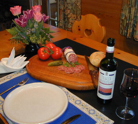 tisch_m.wein_u.salami.jpg tisch_m.wein_u.salami.jpg